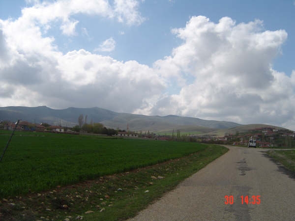 DERE ORTA &Ccedil;EŞME İKİ YAKANI-BİRBİRİNDEN AYIRIYOR HALKANI-ALA TEPEYE VERMİŞSİN ARKANI-GAVUR KALESİNE KER&Ccedil; OLSUN DİYE